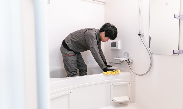 浴室クリーニングでバスタブや壁面を清掃し、カビや水垢を徹底除去する作業風景