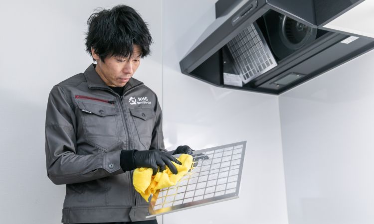 換気扇クリーニングでフィルターや内部の油汚れを分解清掃する作業の様子