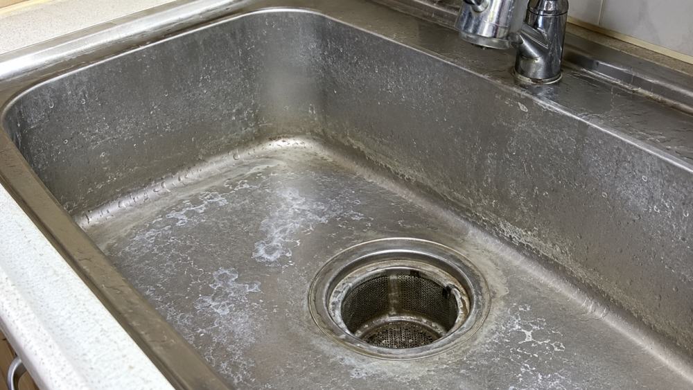 ぬめりと水垢が残る作業前のシンク・排水口