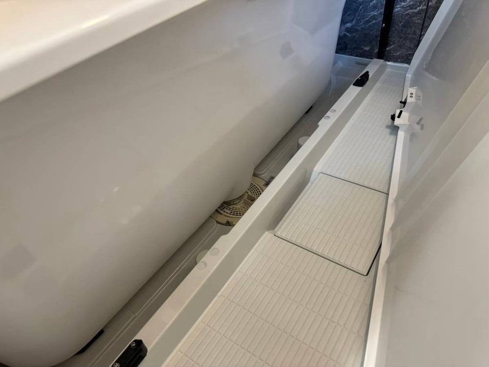 浴槽のエプロンを外して内部を洗浄する作業