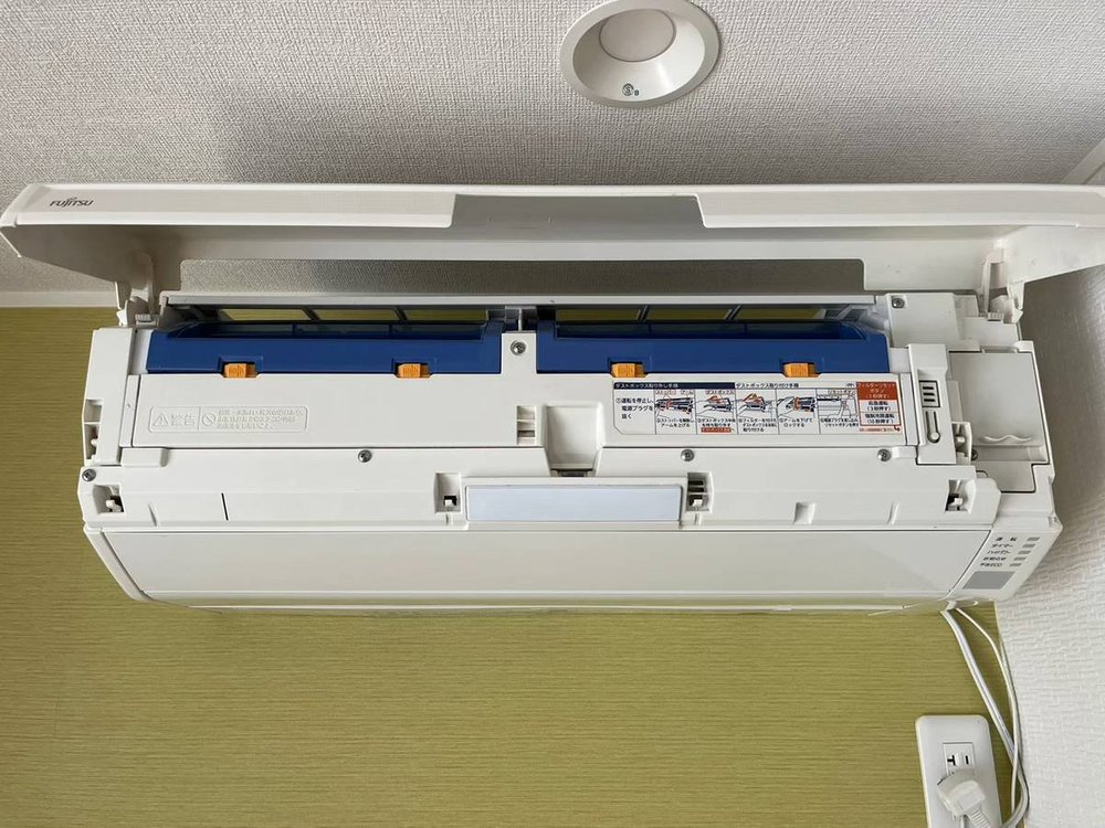 洗浄を終えて組み戻したお掃除機能付きエアコン