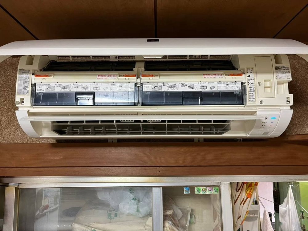 お掃除機能付きエアコンのカバーを開けた状態。フィルター自動掃除ユニットが見える