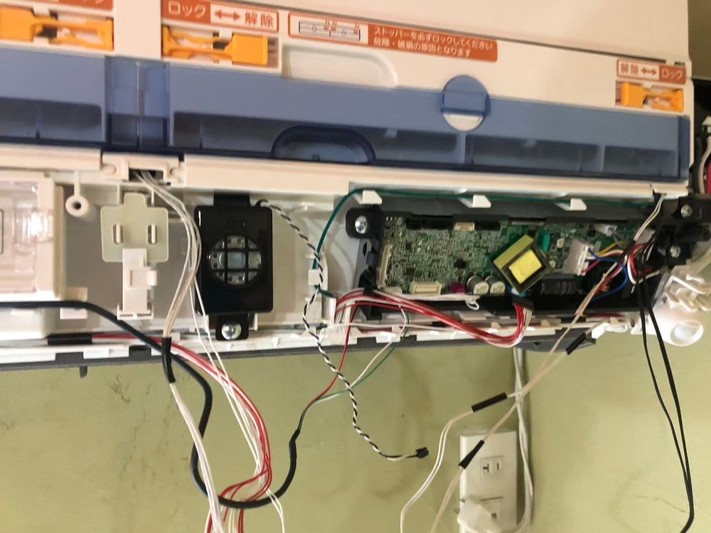 お掃除ユニットと電装部を取り外して分解している作業中の様子