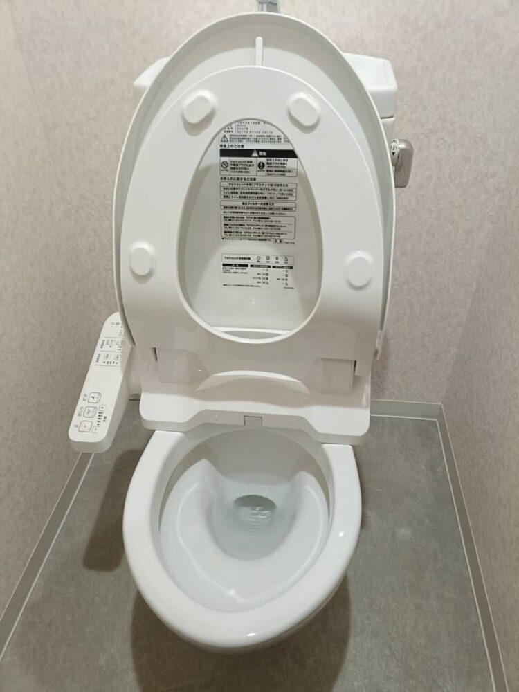 クリーニング後の便器。フチ裏まで汚れを除去