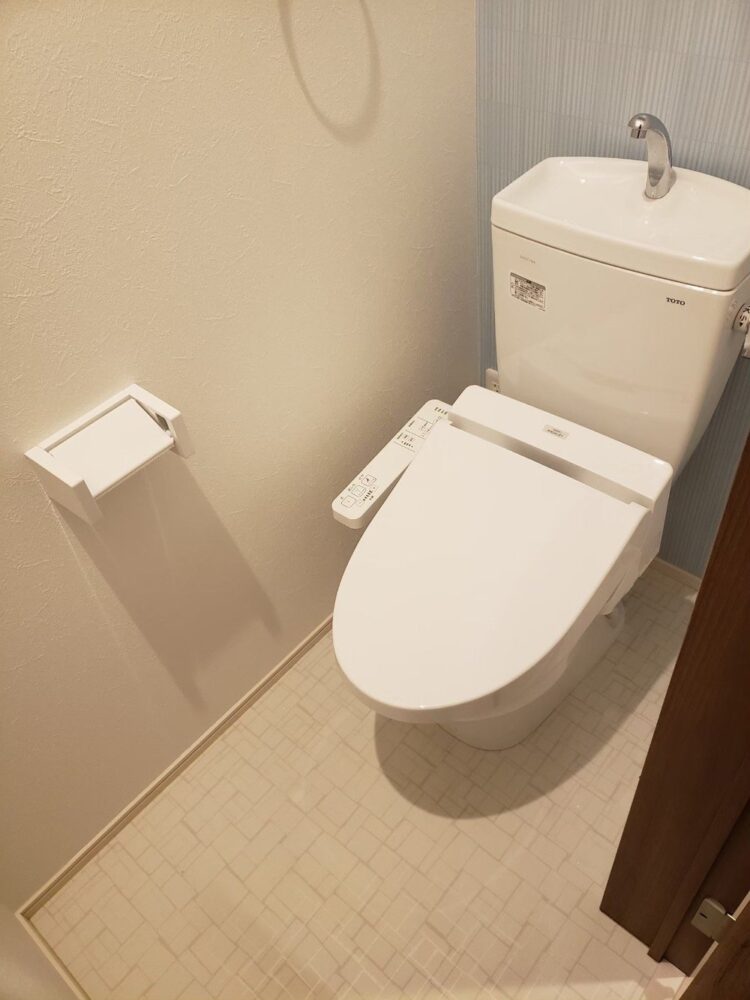 クリーニング後のトイレ空間。床や壁まわりも拭き上げ