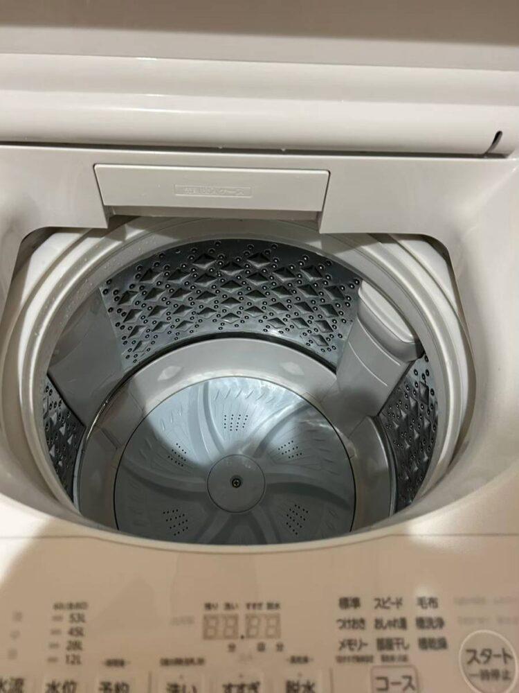 分解した洗濯槽。フチや裏側に汚れが見える