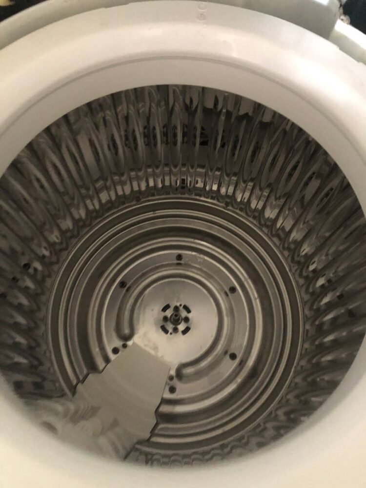 分解した洗濯槽の内側